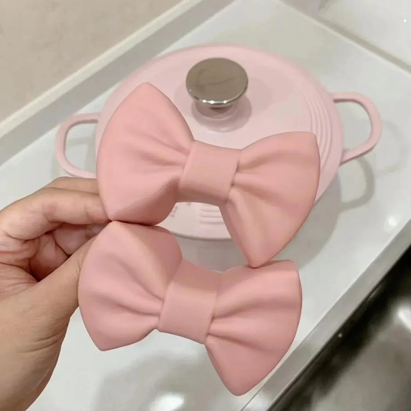 Silicone 2pcs Oven Mitts Creative Bow Shape Oven Gloves Heat Resistant Pot Holders For Cooking Mini Oven Gloves Kitchen Tool Hot