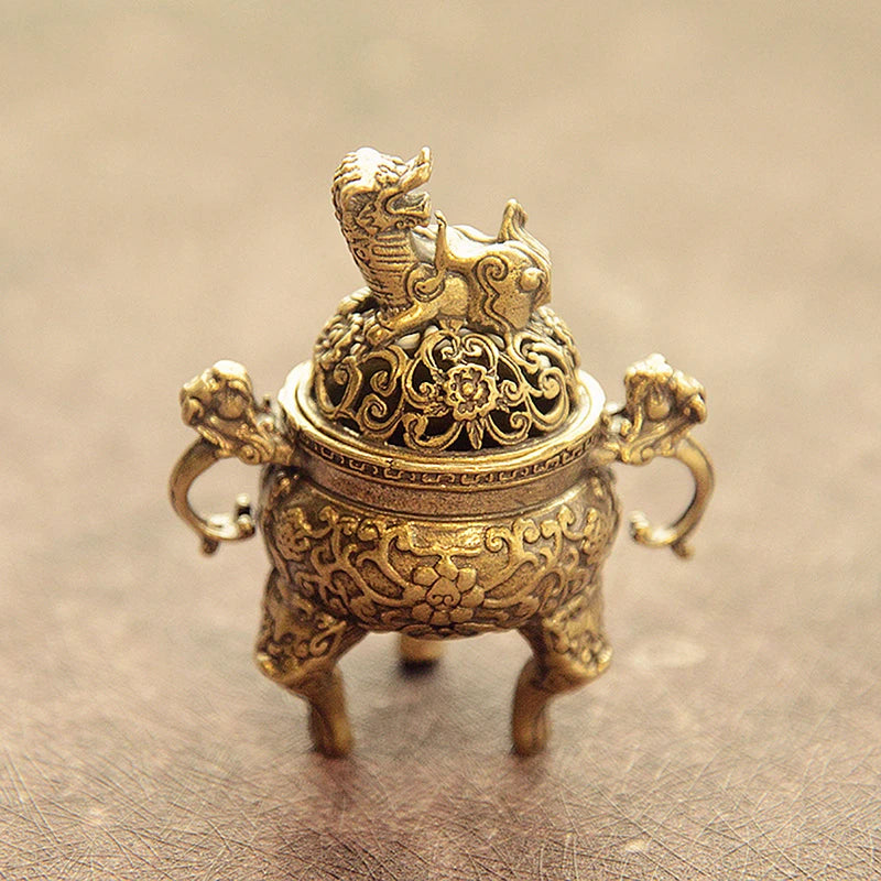 Antique Brass Three Legs Qilin Head Lotus Chinese Ancient Beast Censer Solid Copper Tea Desk Decor Censer Burner Mini Ornaments