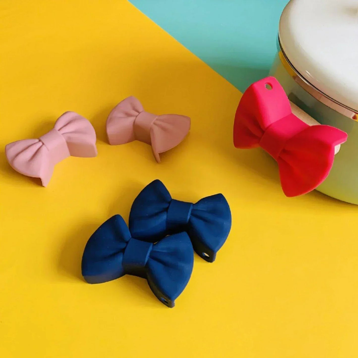 Silicone 2pcs Oven Mitts Creative Bow Shape Oven Gloves Heat Resistant Pot Holders For Cooking Mini Oven Gloves Kitchen Tool Hot