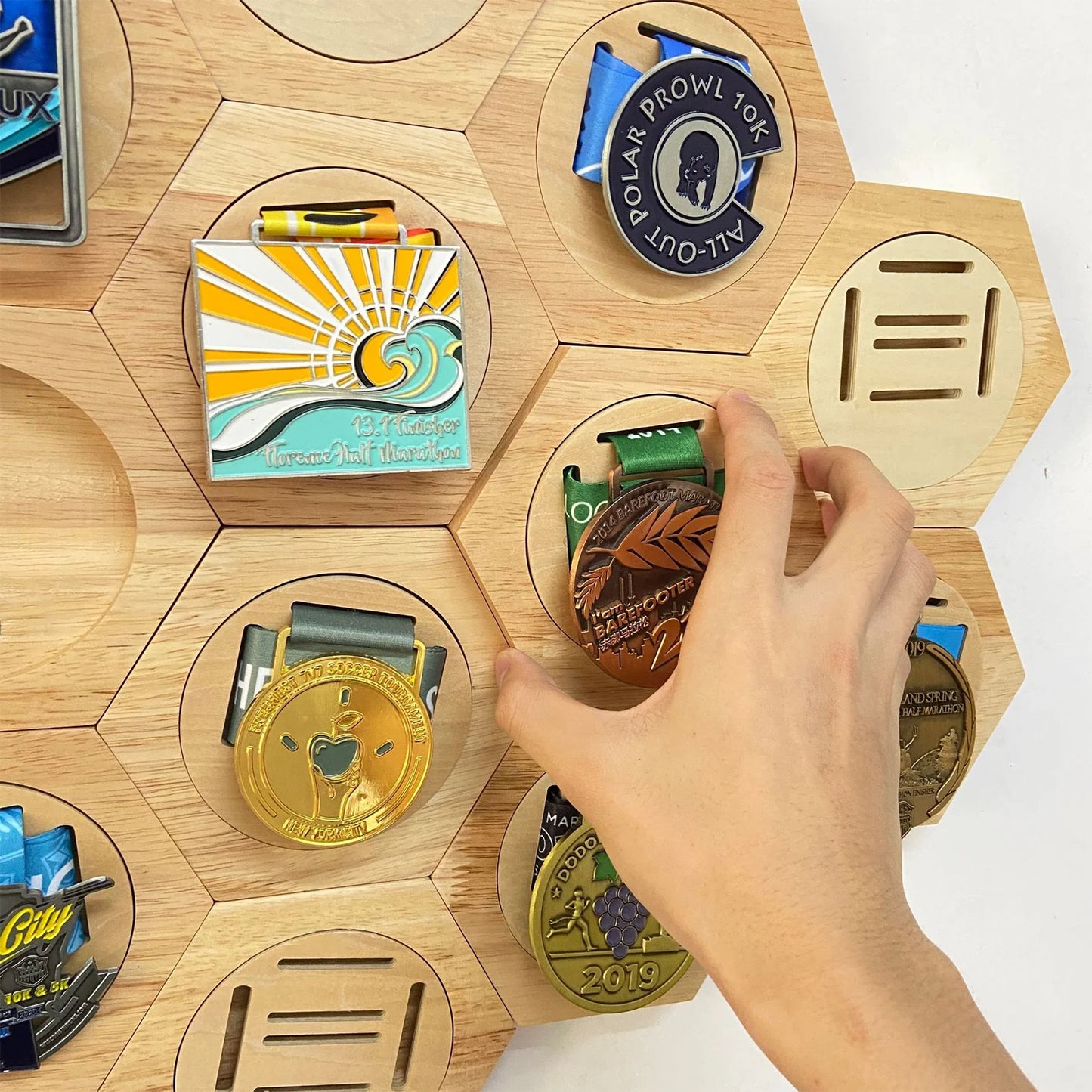 1-10PCS Honeycomb Combination Medal Display Stand Building Block Toys Hexagonal Wood Medal Rack Creative Splicing Wall Decor