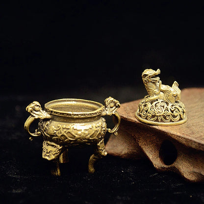 Antique Brass Three Legs Qilin Head Lotus Chinese Ancient Beast Censer Solid Copper Tea Desk Decor Censer Burner Mini Ornaments